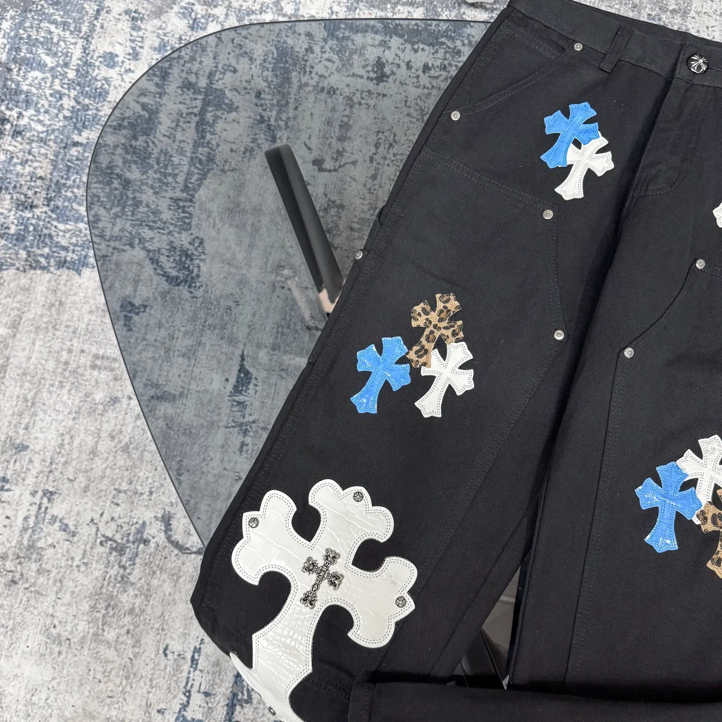 P280 Chrome Hearts/Chrome Hearts 25FW CH Workwear Logging Big Cross Leather Limited Edition Jeans (Black) Chrome Hearts are the most popular pants in color. Made of beaded canvas fabric, heavy washing makes the upper body of the fabric more textured and the pants are tall and straight! The three-dimensional cutting of the whole trousers is a masterpiece! The hardware is customized by zp. The beaded canvas fabric is thick and soft after being washed. It has good breathability. Customized small leather label. Unique design. The details are simple and elegant, and the workmanship is exquisite. The whole trousers are neatly routed and the details are in place! It’s so cool that both men and women can easily control the genderless trend!  Color: black Size: 28/30/32/34/36 Waist: 69/74/79/84/89 Knee: 50/51.5/53/54.5/56 Pants length: 102/104/106/108/110